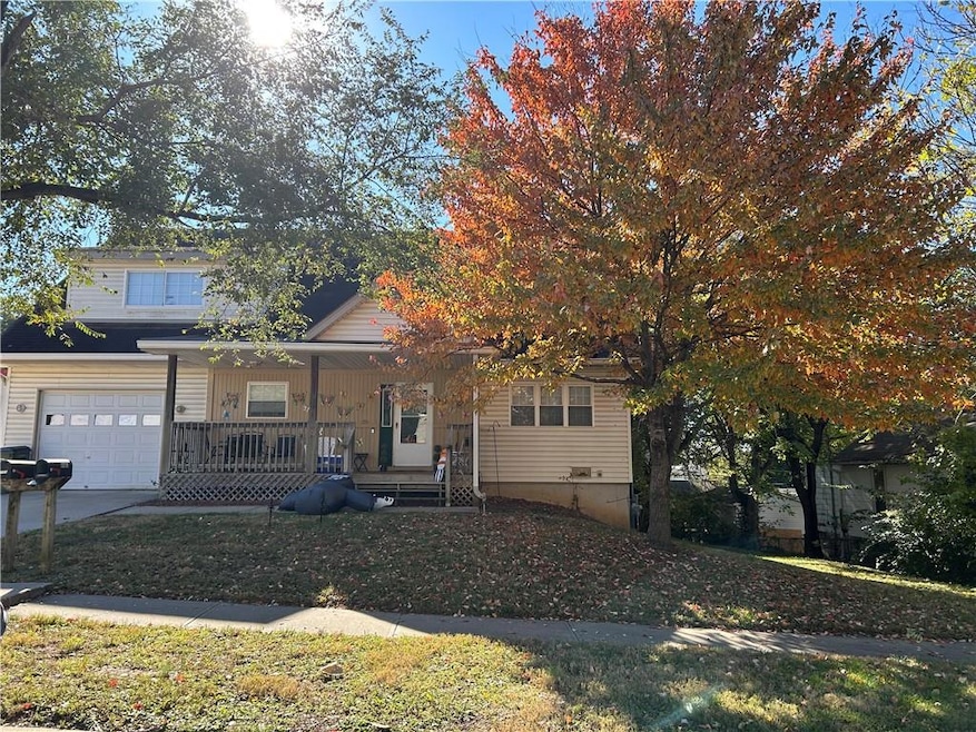 711 Kiowa St, Leavenworth, KS 66048 - photo 1