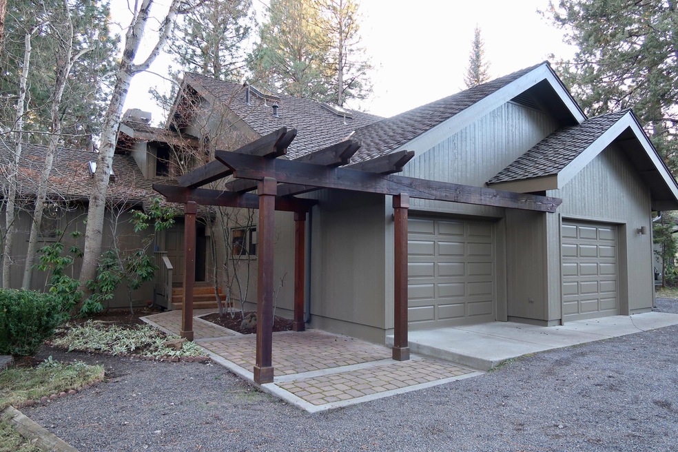 61085 Minaret Cir, Bend, OR 97702 - photo 1