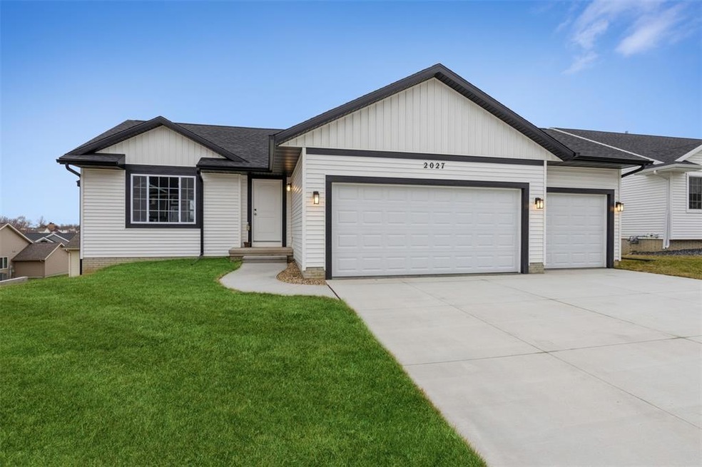 2027 Holly Meadow Ave SW, Cedar Rapids, IA 52404 - photo 1