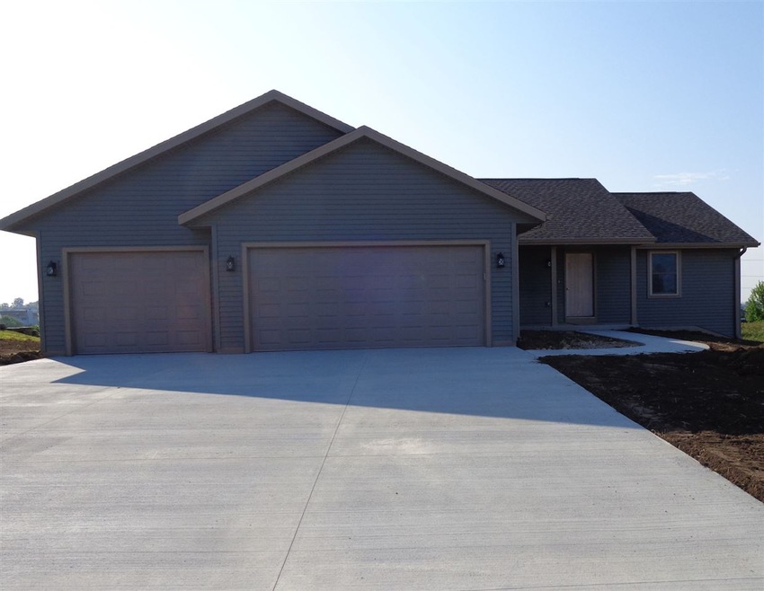 220 Genesis Dr, Evansville, WI 53536 - photo 1