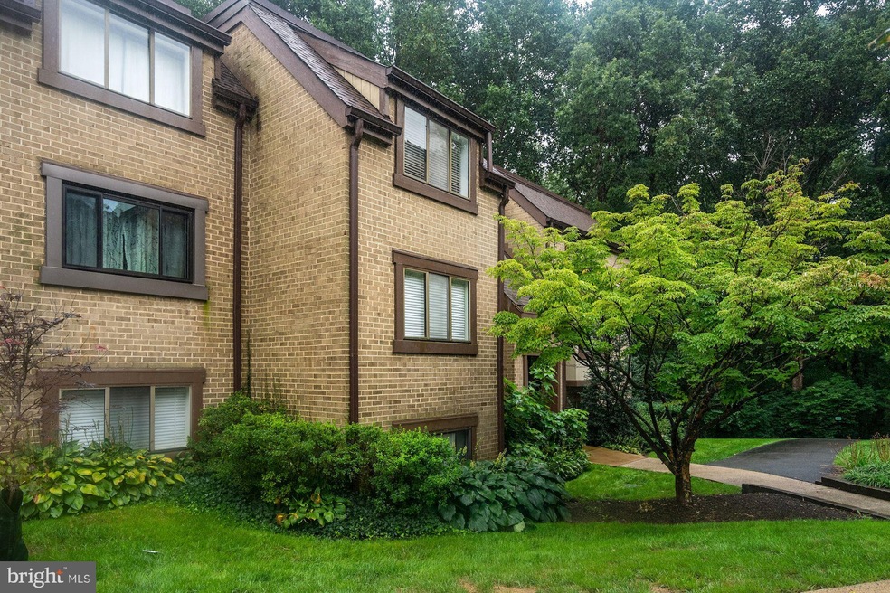 1664 Parkcrest Cir unit 300, Reston, VA 20190 - photo 1