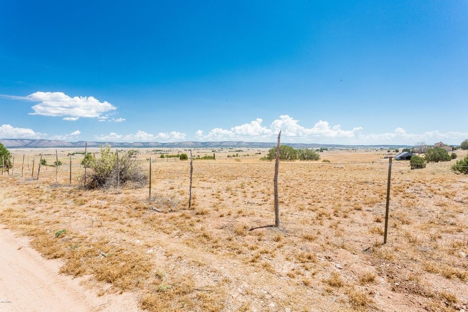 25275 N Maraiah Ln, Paulden, AZ 86334 - photo 1