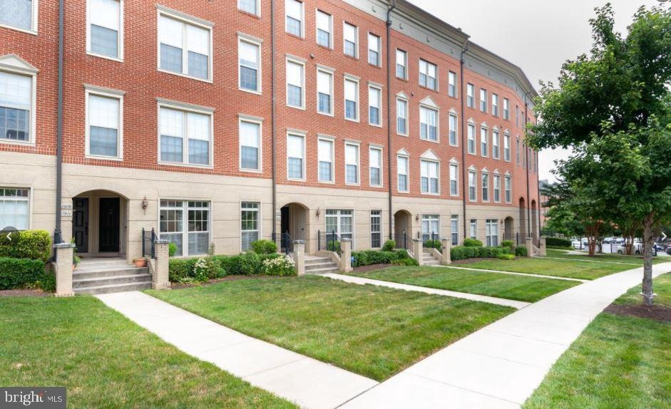 7917 Crescent Park Dr unit 138, Gainesville, VA 20155 - photo 1
