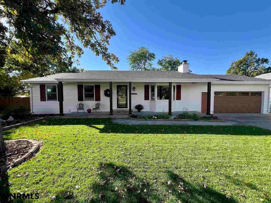 512 E 35th St, Scottsbluff, NE 69361 - photo 1