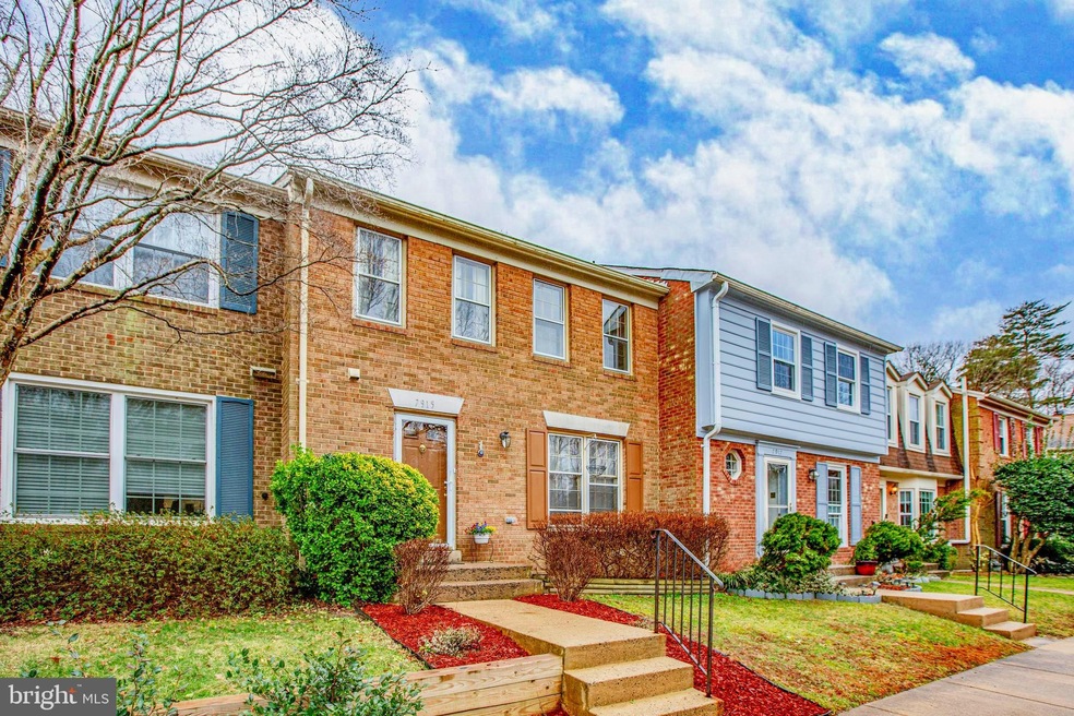 7915 Bethelen Woods Ln, Springfield, VA 22153 - photo 1