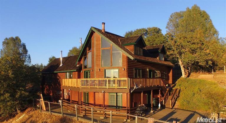 3 Story LOG home with Fantastic westerly VIEWS. VE