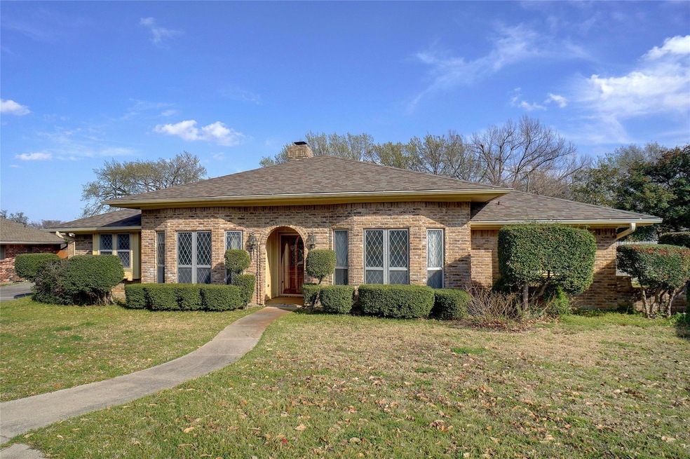 424 Blue Jay Ct, Bedford, TX 76021 - photo 1