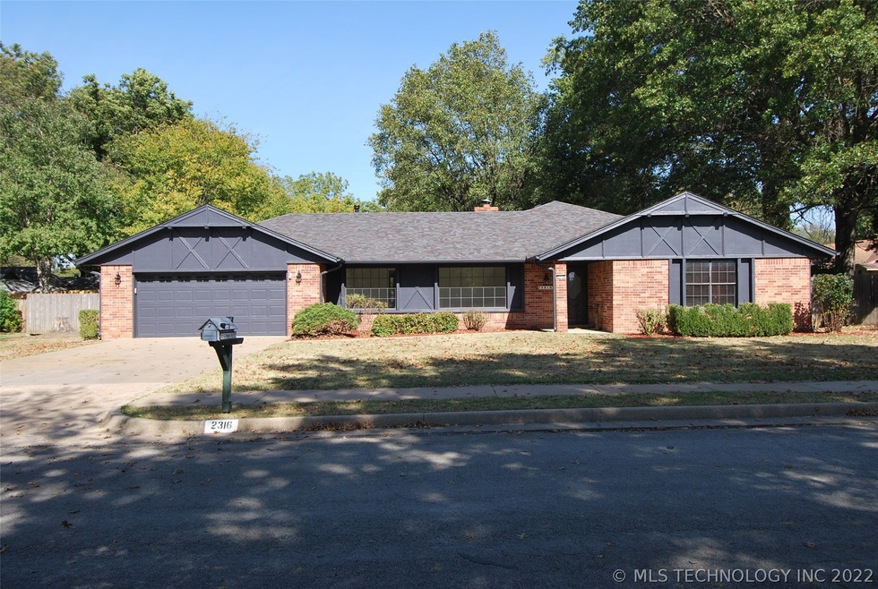 2316 Chapel Hill Ct, Bartlesville, OK 74006 - photo 1