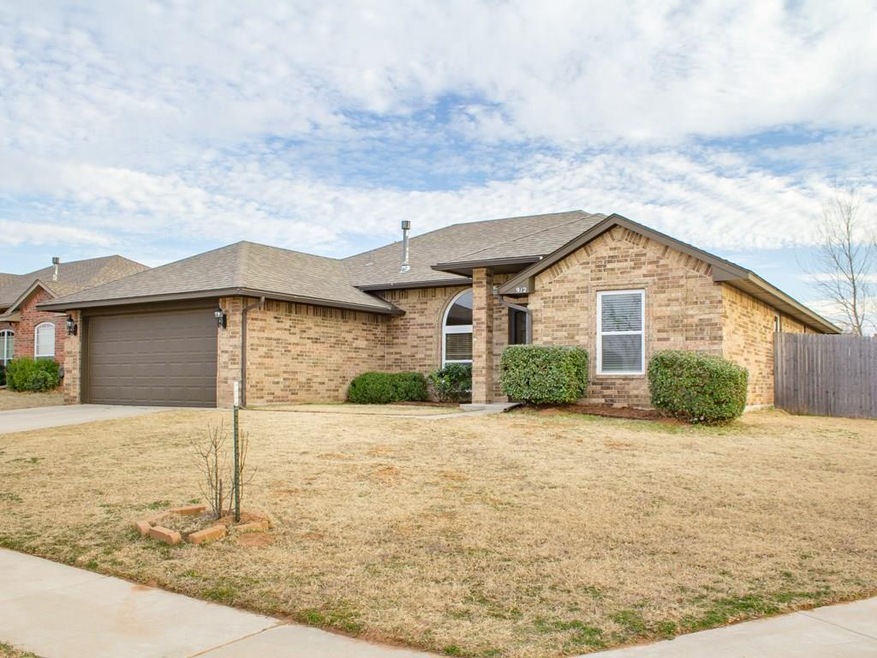 912 Eagle Cliff Dr, Norman, OK 73072 - photo 1