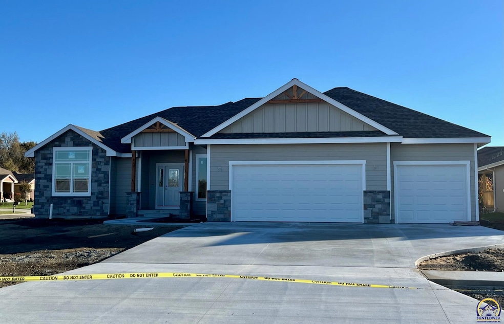 3318 SW 44th St, Topeka, KS 66610 - photo 1