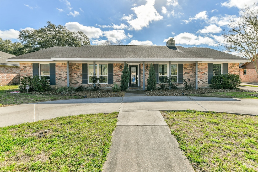 313 W Castle Harbour Dr, Friendswood, TX 77546 - photo 1