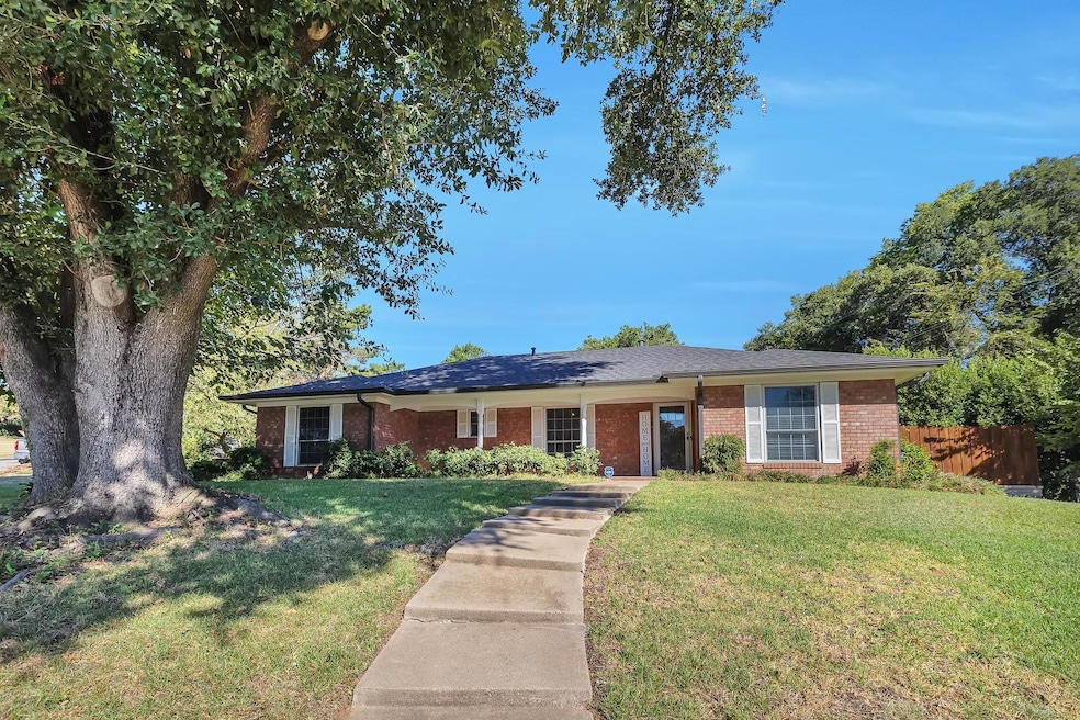 913 Circle Ln, Bedford, TX 76022 - photo 1