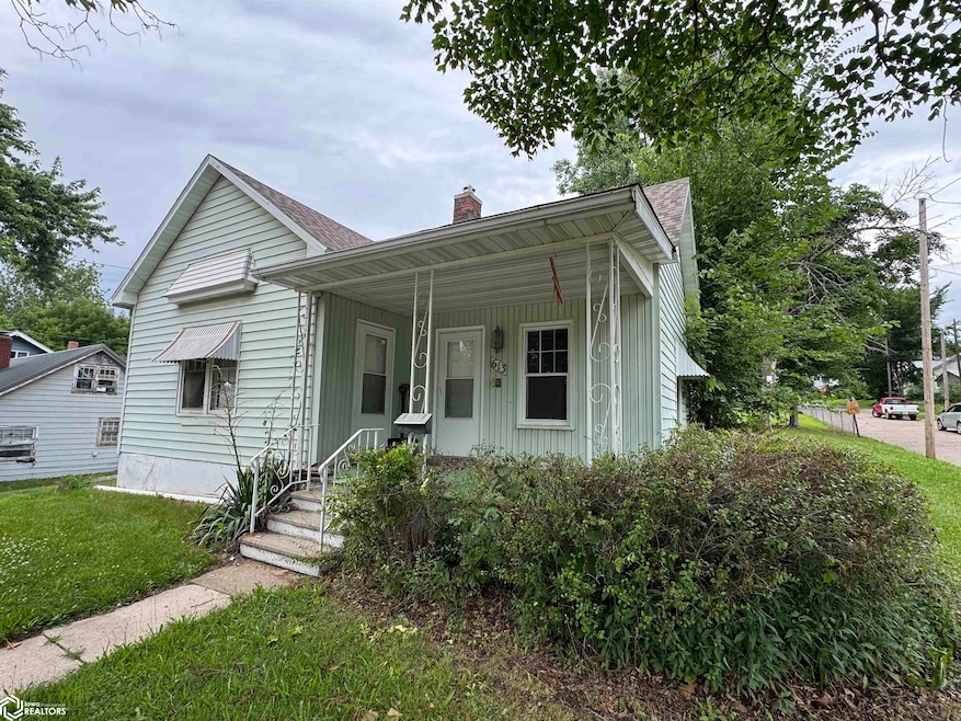 613 W Maple St, Centerville, IA 52544 - photo 1