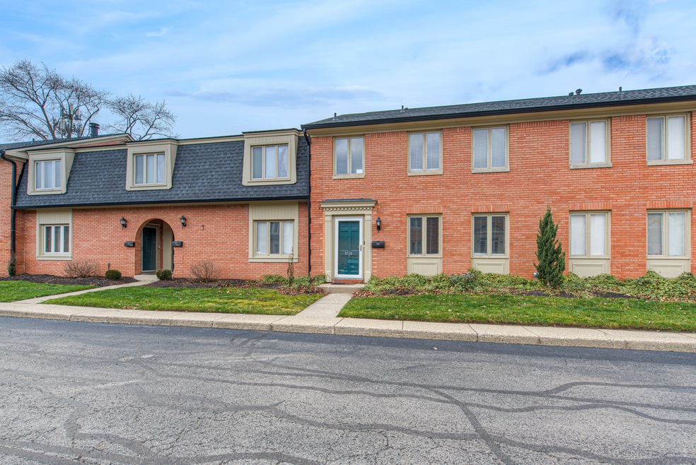 8526 Canterbury Square W, Indianapolis, IN 46260 - photo 1