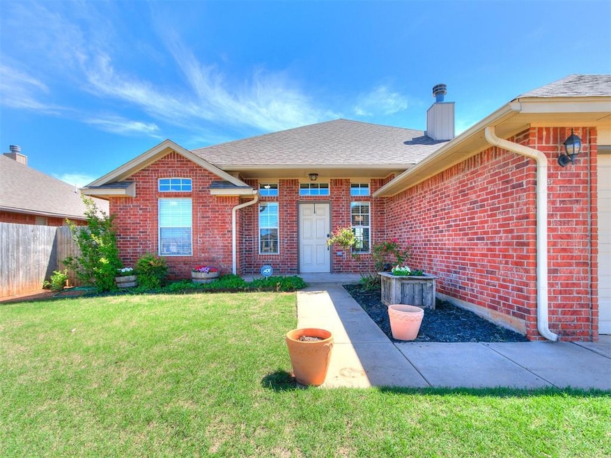 View of front of home featuring a front lawn, fenc