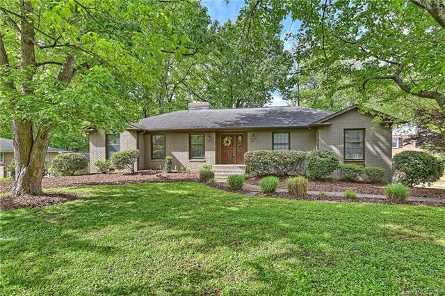 Wonderful curb appeal at 6036 Glenridge!