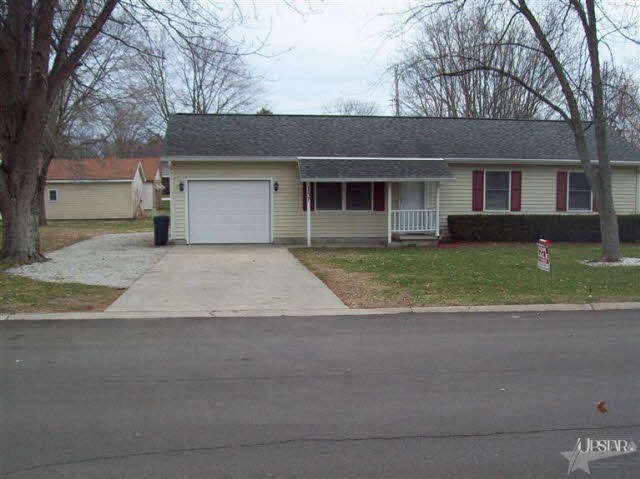 147 E Parkway Dr, Warren, IN 46792 - photo 1