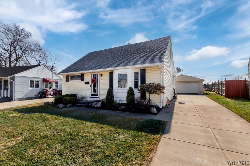 Adorable 3/2 Cape Cod with 2 car garage!