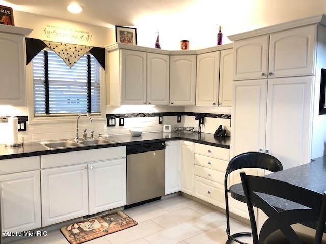 1538 Bogey St SW unit 4, Byron Center, MI 49315 - photo 1