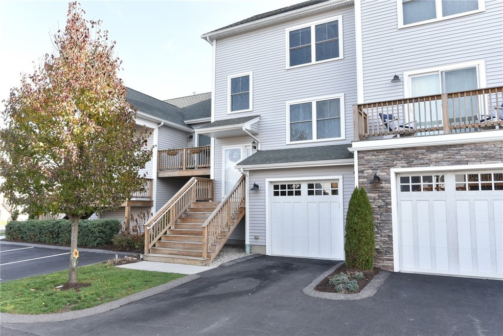 Townhouse style, 3 levels of usable space, inegral