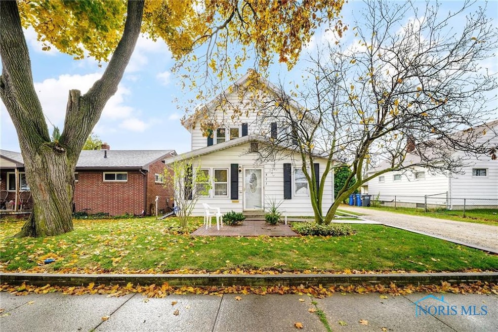 823 Custer Dr, Toledo, OH 43612 - photo 1