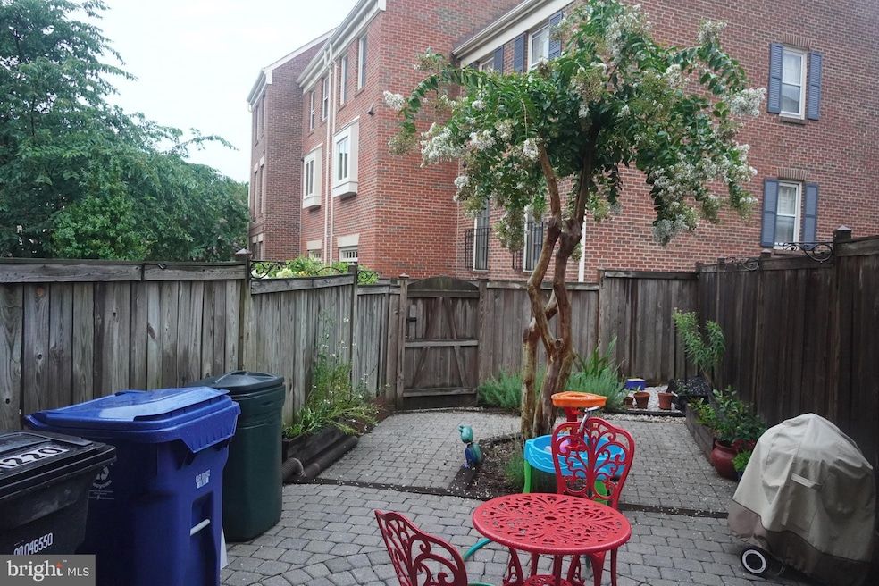 1220 Michigan Ct, Alexandria, VA 22314 - photo 1