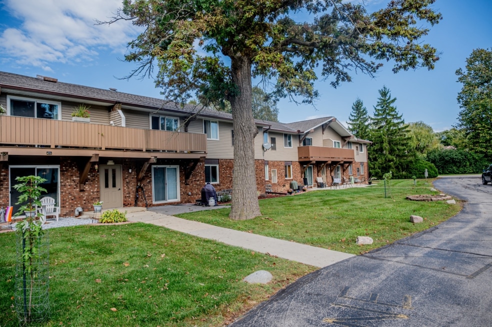 W158N11175 Legend Ave unit 2, Germantown, WI 53022 - photo 1