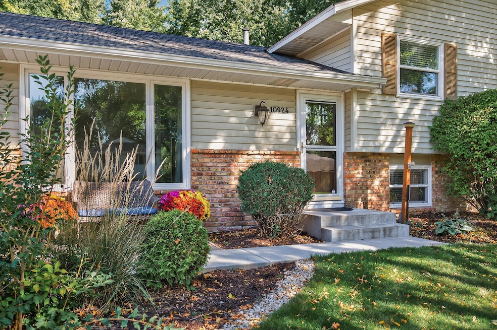 10924 101st Place N, Maple Grove, MN 55369 - photo 1