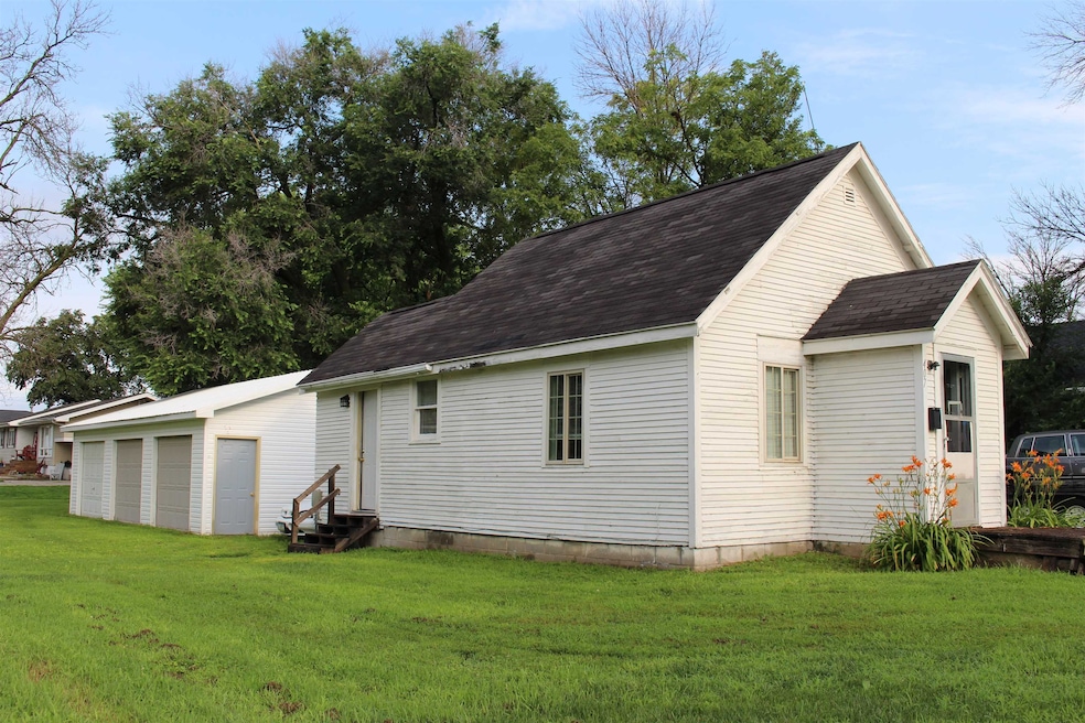 407 Nelson St, Laurens, IA 50554 - photo 1