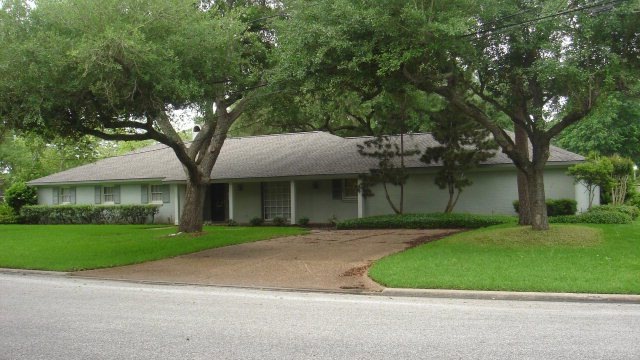 1920 Nancy Ave, Bay City, TX 77414 - photo 1
