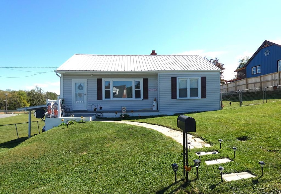 855 Goolsby St, Marion, VA 24354 - photo 1