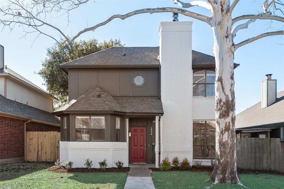View of front facade featuring a front yard