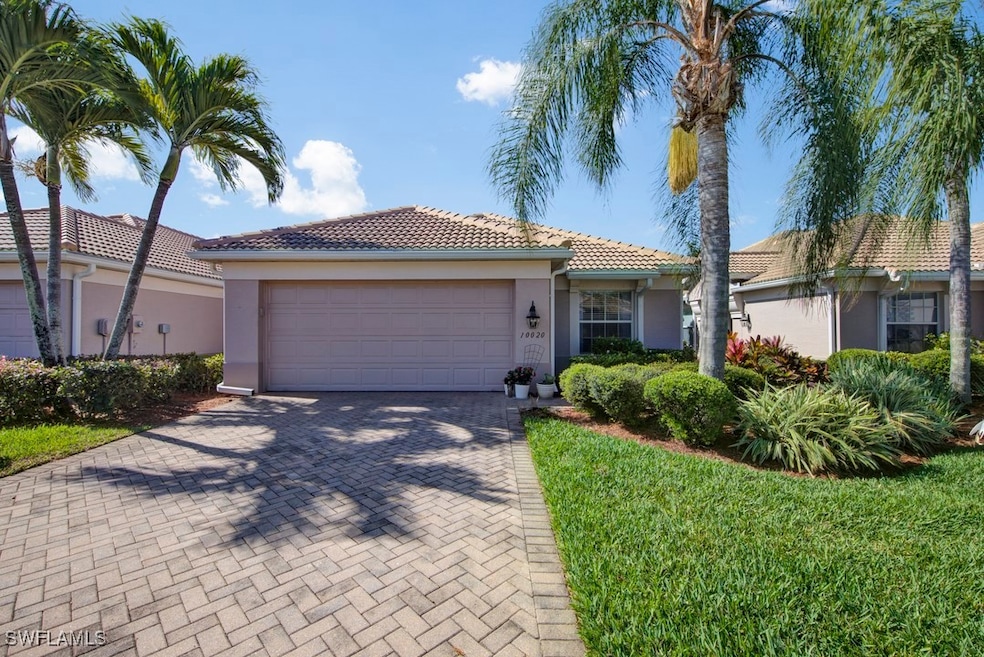 View of front facade with an attached garage, a ti
