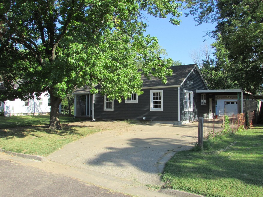 Front / Carport