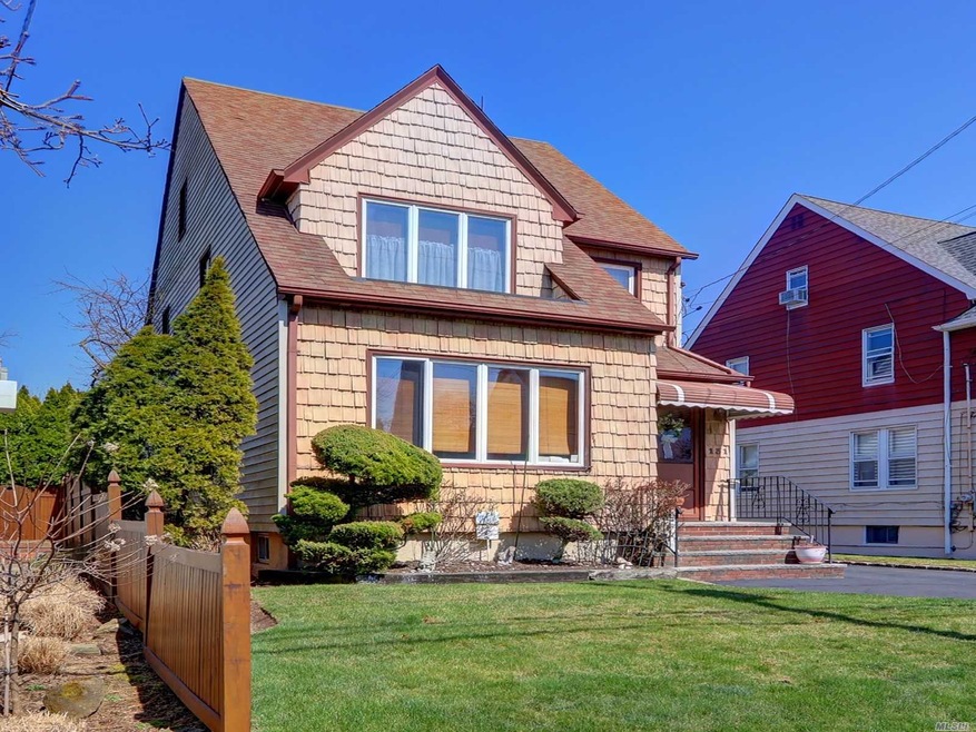 131 Locust St, Valley Stream, NY 11581 - photo 1