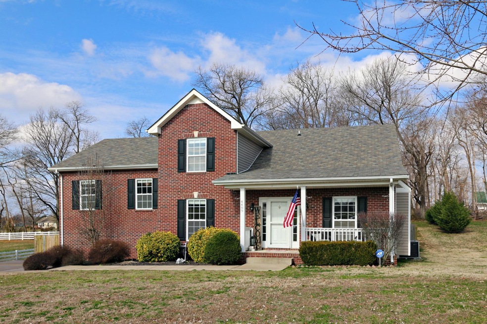Neat and clean and value priced Sango home. So convenient to Exit 11.