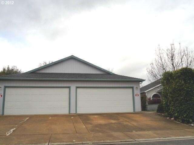 531 Mountain View Dr, Central Point, OR 97502 - photo 1