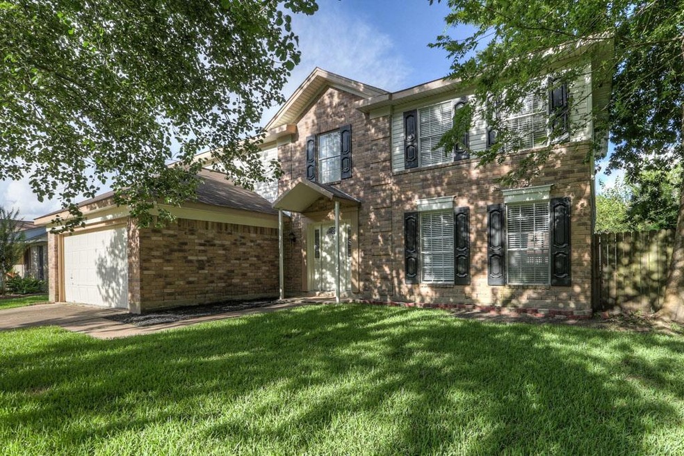 Gorgeous Pearland home,  zoned to EXCELLENT Pearland Schools, close to shopping, and EASY FREEWAY ACCESS.