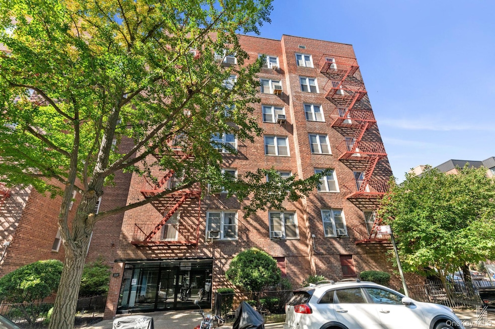 Southridge Cooperative unit 5L, Jackson Heights, NY 11372 - photo 1