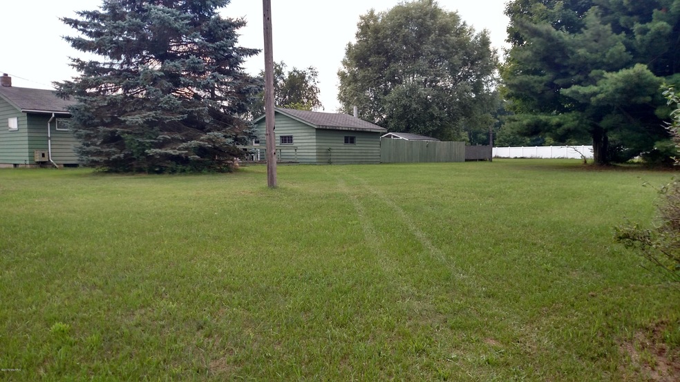 629 Lincoln Lake Ave SE, Lowell, MI 49331 - photo 1