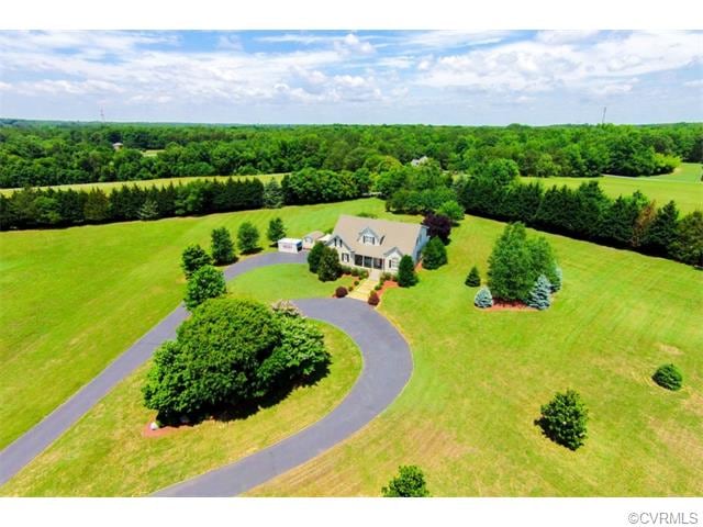Spectacular 4 Bedroom, 2.5 Bath house on 3 Private