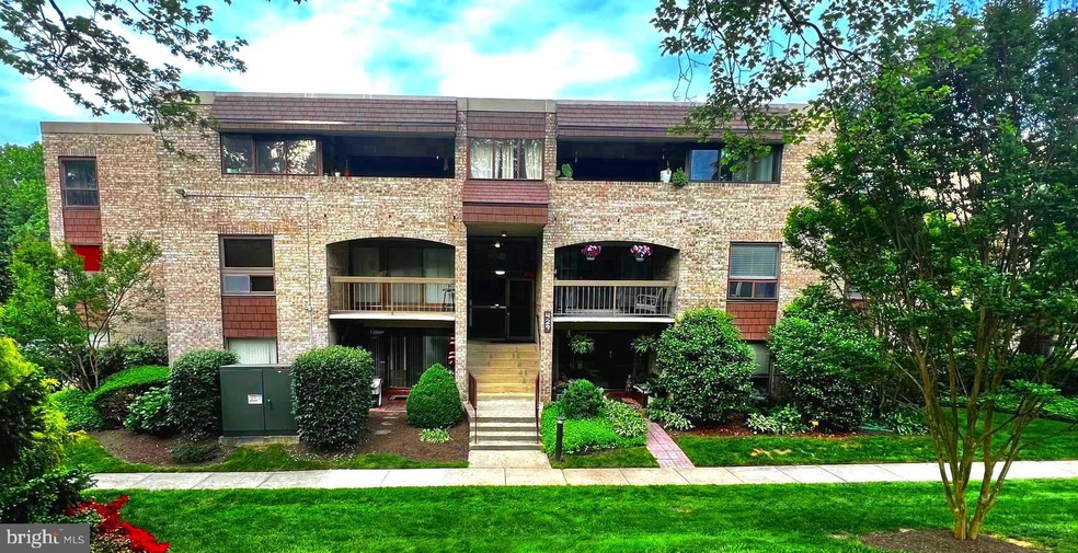 429 Christopher Ave unit 21, Gaithersburg, MD 20879 - photo 1