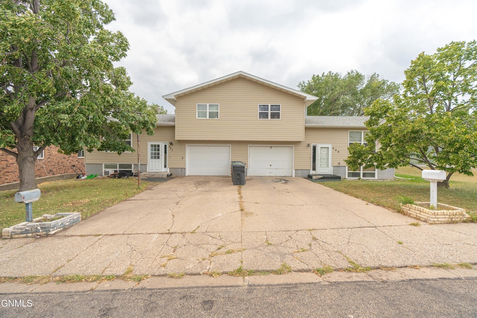 609 3rd Ave NE, Mandan, ND 58554 - photo 1