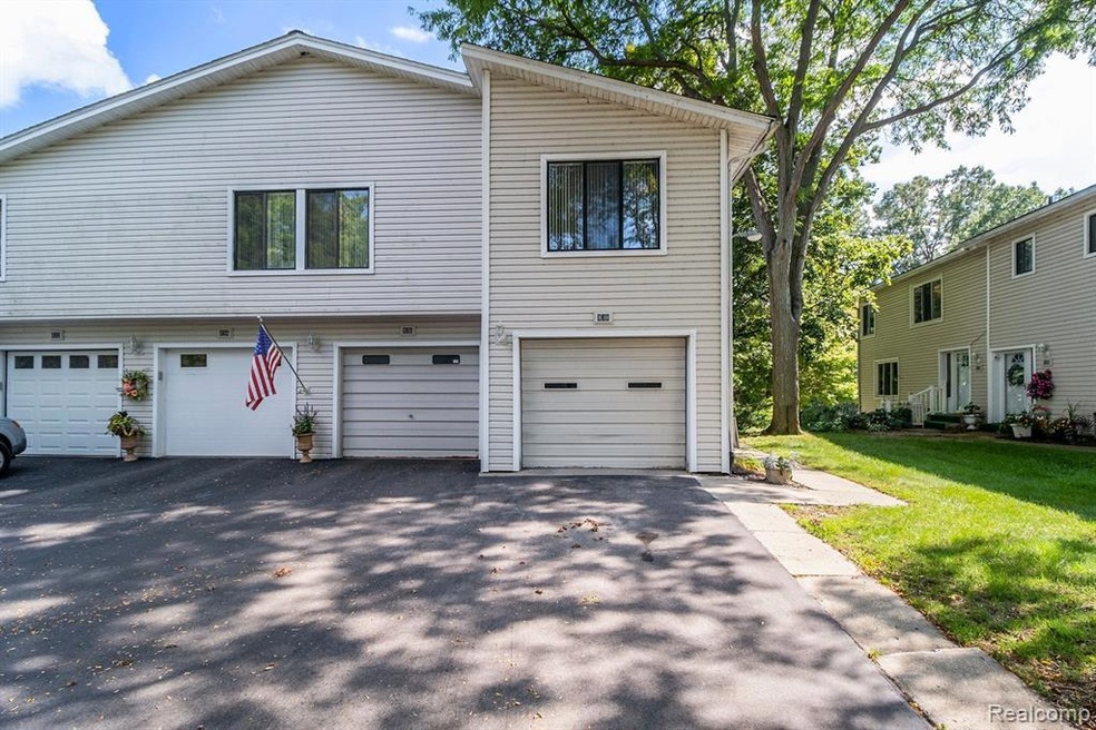 End Unit w Garage direct access