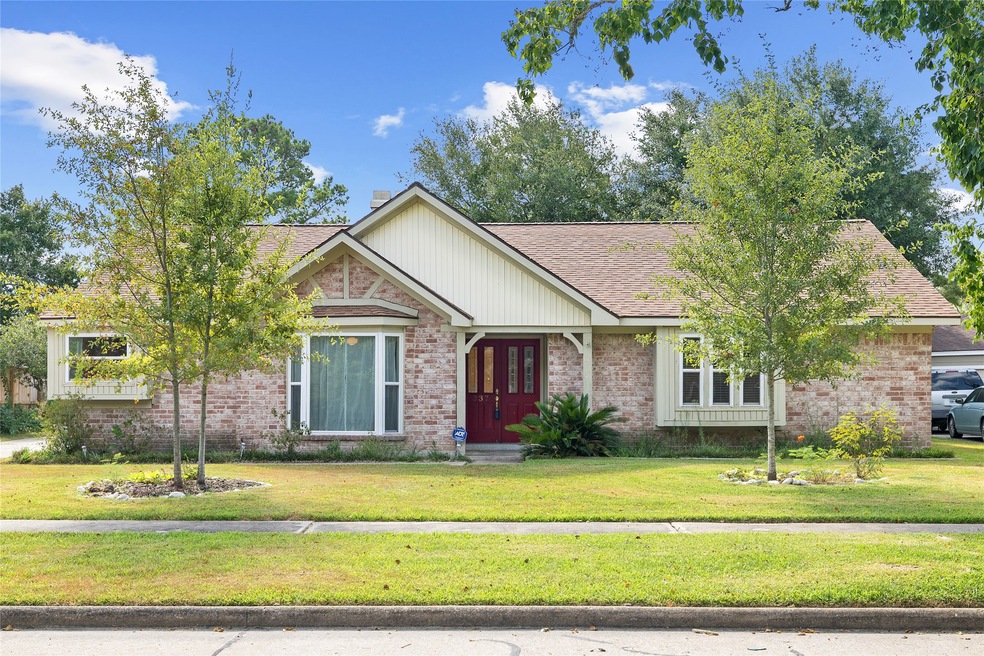 337 Dawn Hill Dr, Friendswood, TX 77546 - photo 1
