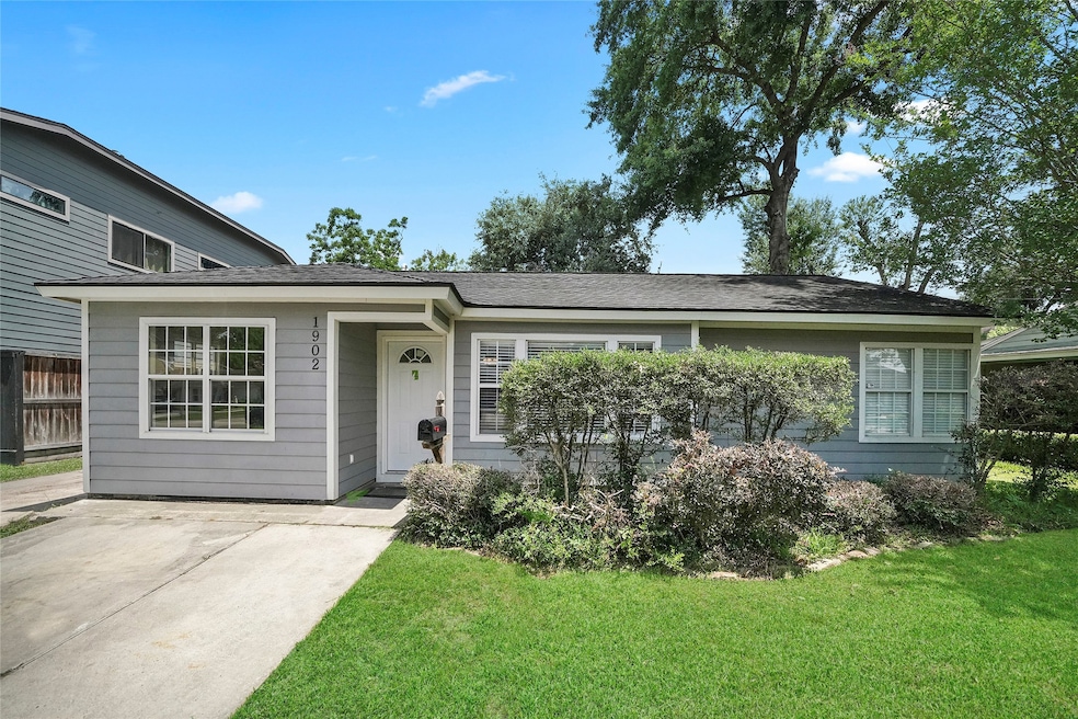 1902 Ebony Ln, Houston, TX 77018 - photo 1