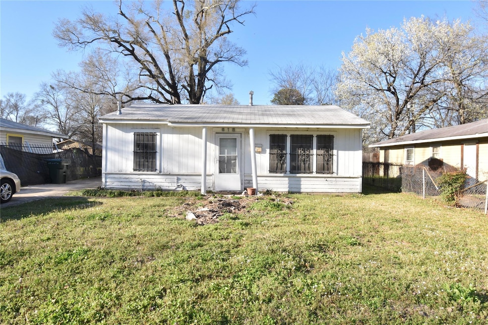 View of front facade featuring a front yard and fe