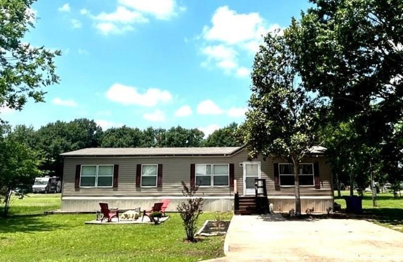 Beautiful curb appeal with a large front yard and