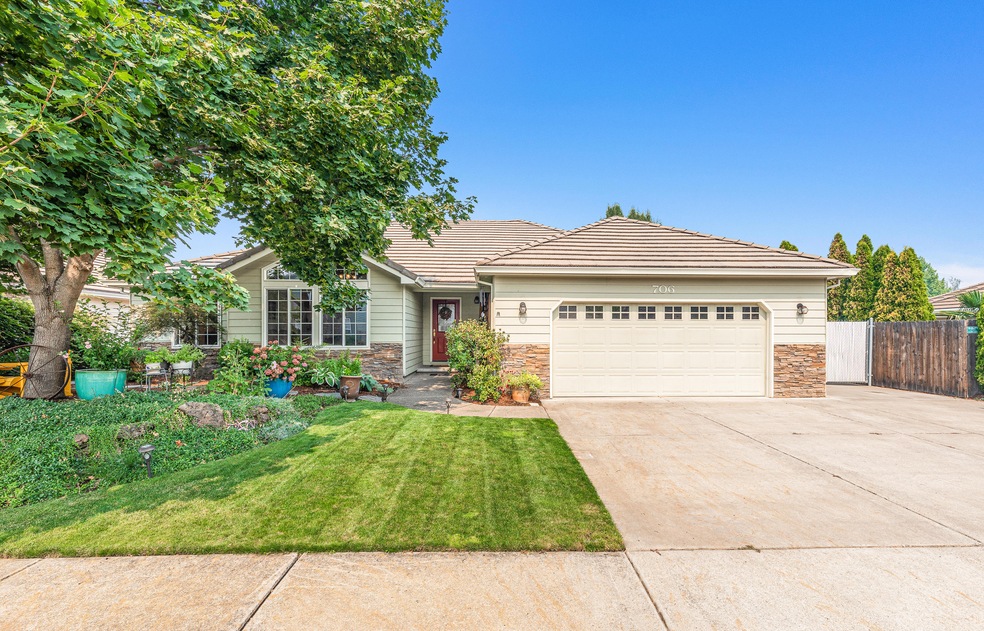 706 Daffney Ln, Central Point, OR 97502 - photo 1