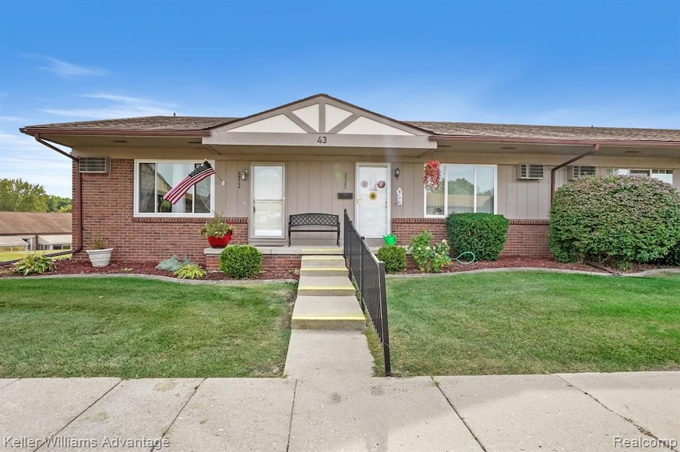 25364 Potomac Dr unit 1, South Lyon, MI 48178 - photo 1